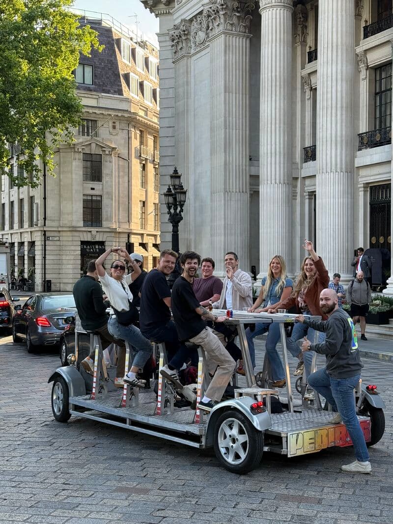 If only all our commutes to the station were this fun 🚶‍♀️🚎